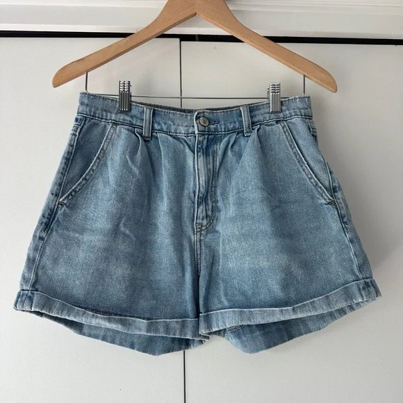 American Eagle Pleated Classic Blue Mom Jean Shorts - Picture 2 of 6